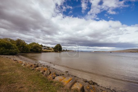 Téléchargez les photos : DOVER AUSTRALIA - 25 FÉVRIER 2024 : Vues de la pittoresque ville de Douvres et du port d'Espérance sur le front de mer de la péninsule du Sud dans la vallée de Huon, en Tasmanie, en Australie - en image libre de droit