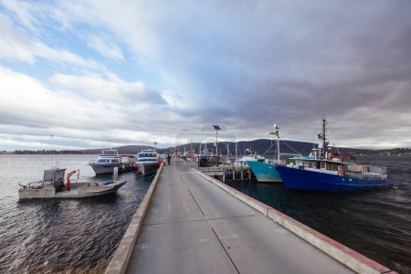 Téléchargez les photos : DOVER AUSTRALIA - 25 FÉVRIER 2024 : Vues de la pittoresque ville de Douvres et du port d'Espérance sur le front de mer de la péninsule du Sud dans la vallée de Huon, en Tasmanie, en Australie - en image libre de droit