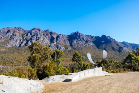 Téléchargez les photos : La pittoresque Gordon River Rd à la chaîne de montagnes Sentinel près de Bitumen Bones Sculpture par un après-midi d'été chaud dans le parc national du Sud-Ouest, Tasmanie, Australie - en image libre de droit