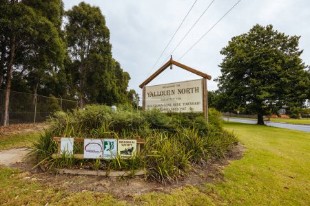 Signalisation à la centrale Yallourn dans la vallée de la Latrobe devant être mise hors service en 2028 en raison de la hausse des coûts énergétiques et des préoccupations environnementales. Basé près de la ville de Yallourn, à Victoria, Australie