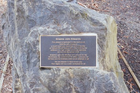 Der Graeme Edwards Memorial Park in der Nähe des Kraftwerks Yallourn wurde zum Gedenken an einen Mitarbeiter errichtet, der in der Anlage getötet wurde. Sitz in der Nähe der Stadt Yallourn, in Victoria, Australien