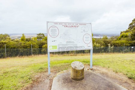 Téléchargez les photos : Site original du canton de Yallourn avec vue sur les mines à ciel ouvert à Victoria, Australie - en image libre de droit