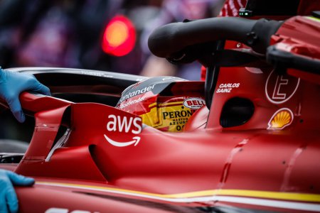 Téléchargez les photos : MELBOURNE, AUSTRALIE - 23 MARS : Carlos Sainz d'Espagne conduit la Ferrari SF-24 lors de la troisième séance d'essais au Grand Prix d'Australie 2024 à Albert Park à Melbourne, Australie - en image libre de droit