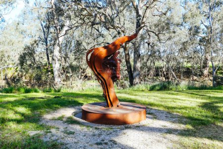 Téléchargez les photos : Paysage fluvial sur la rivière Campaspe et la célèbre sculpture Platypus Compass dans l'après-midi près d'Axedale à Victoria, Australie. - en image libre de droit