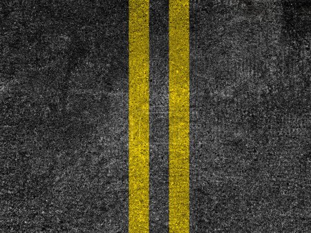 Téléchargez les photos : Route asphaltée avec doubles lignes jaunes - en image libre de droit
