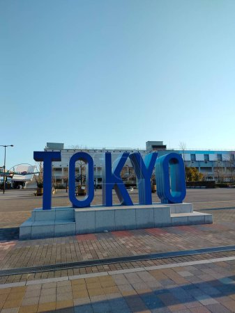 Téléchargez les photos : Panneau bleu de Tokyo devant une façade de bâtiment - en image libre de droit