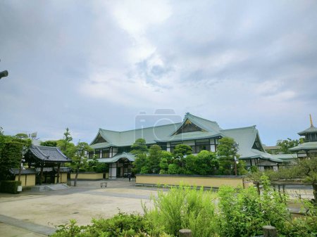 Santuario japonés en cielo despejado