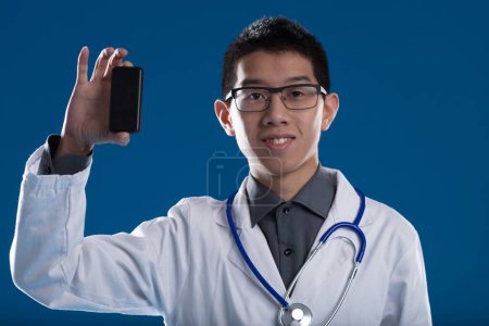 Asiatische Mediziner präsentieren ein digitales Gerät, das die Telemedizin unterstützt. Unterstützt die Fernversorgung und vermeidet so hohe Kosten. Es lebe die Innovation