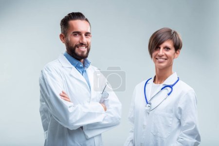 Les membres de l'équipe médicale se tiennent fièrement debout, leurs vêtements professionnels et stéthoscopes indiquant une volonté de servir