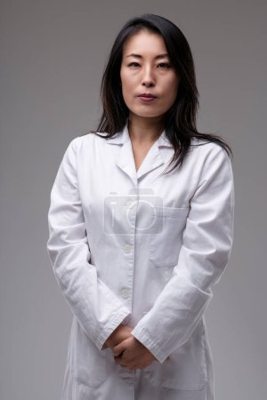 Vestida con su bata blanca, la conducta de las mujeres habla de su experiencia experimentada y presencia autorizada en la atención médica 