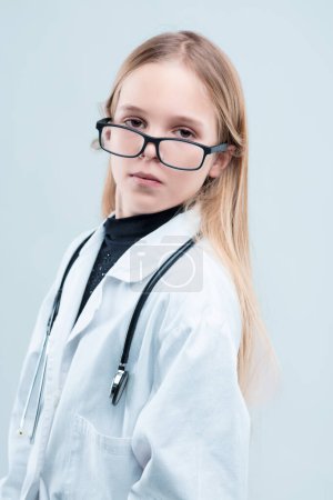 Angehende junge Medizinerin im Laborkittel weist in die Zukunft, ihre Vision klar und entschlossen