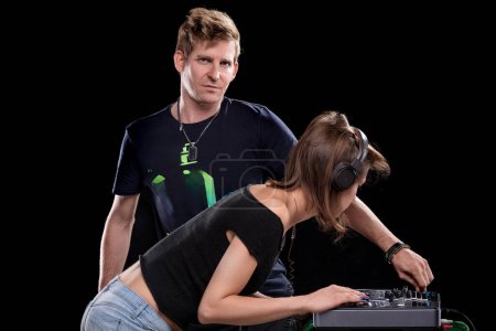 Dynamisches DJ-Paar in Aktion, das jeweils eine Rolle bei der Orchestrierung des Musikerlebnisses spielt