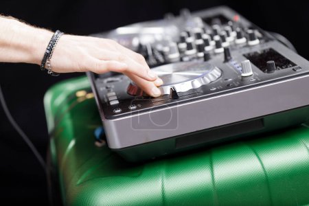 Mischpult-Einstellungen, die von einem DJ angepasst werden und den Blick hinter die Kulissen des Musikschaffens zeigen
