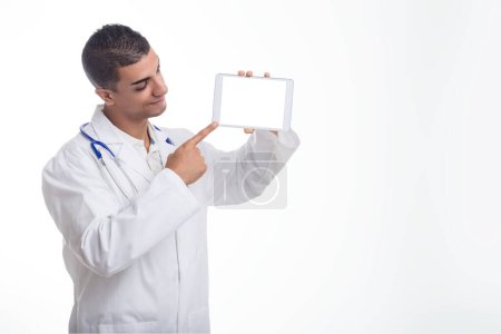 Médico profesional presenta una pantalla de la tableta, dirigiendo la atención a la información de salud potencial