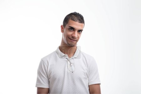La personne en chemise à pois blancs affiche une assurance calme, avec un sourire léger et un regard pointu