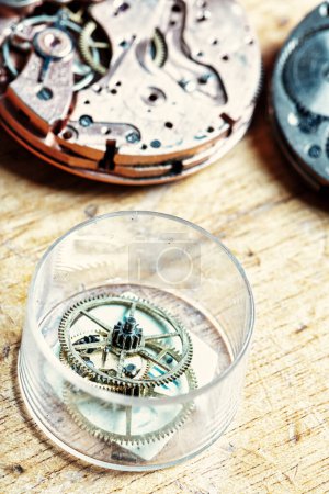 Jede Komponente auf der Uhrmacherbank spielt eine Rolle in der Symphonie der Zeitmessung