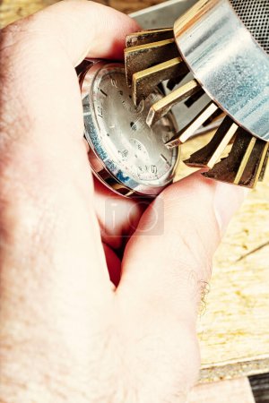 Paciencia y precisión se fusionan como vidrio protector de un reloj se retira hábilmente para su reparación