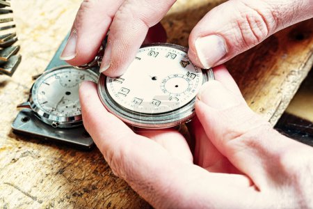 dedos de artesano ajustar los pequeños mecanismos dentro del reloj, la esencia de la puntualidad en curso