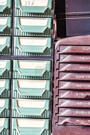 Schubladen, die mit der Essenz der Zeitmessung gefüllt sind, werden sorgfältig im Hafen eines Uhrmachers katalogisiert