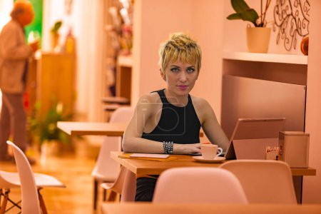 The caf's casual ambiance is her makeshift office, where she wields her digital expertise confidently 