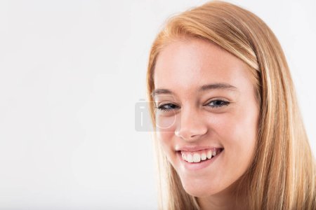 Mujer joven de cabello rubio vibra con una sonrisa genuina y sincera