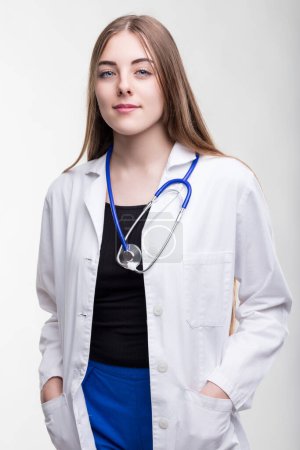 Leichtes Lächeln auf dem Gesicht der Medizinerin spricht Bände über ihren mitfühlenden Zugang zur Medizin