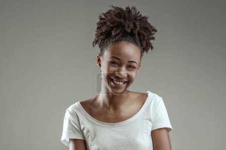 Mujer joven radiante con una sonrisa alegre y un peinado despreocupado