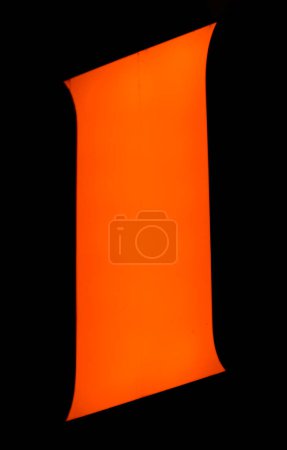 Einzigartiges "i" in leuchtendem Orange, steht als Leuchtfeuer der Individualität und Identität gegen die Dunkelheit