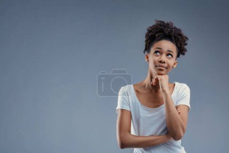 Idea en movimiento, una mujer negra confiada hace gestos hacia arriba con propósito