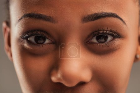 Intenso primer plano de los ojos de una mujer, detallado con maquillaje perfectamente aplicado, mostrando profundidad y emoción