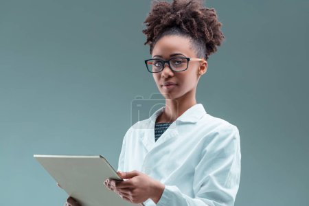 Technikverliebt navigiert die junge Berufsfrau mit scharfsinnigem Blick an einem Tablet
