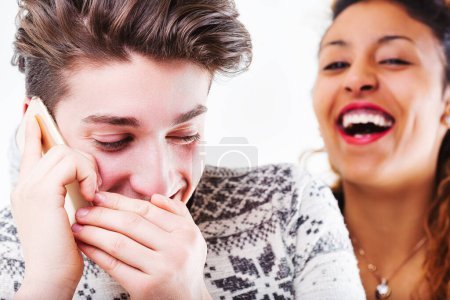 Szene zeigt einen Mann, der wegen Geheimhaltung sein Telefon schröpft, während eine Frau hinter ihm über die vermeintliche Sinnlosigkeit seiner Handlungen lacht