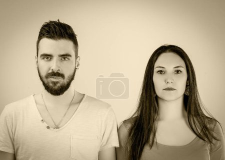 L'homme et la femme posent avec des expressions graves, leur comportement grave suggérant un moment de profonde contemplation Dans une copie de la photo typique du 19ème siècle