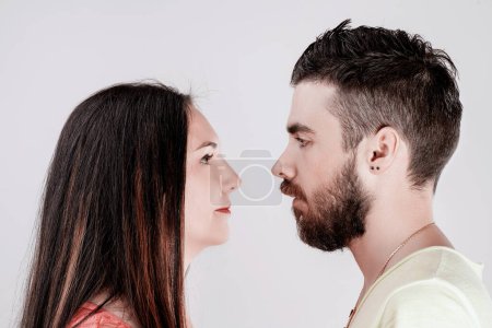 Dos adultos jóvenes comparten una mirada cercana e intensa, lo que sugiere una profunda discusión emocional o personal