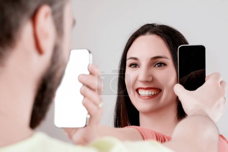 Pantalla animada de contenido de teléfonos inteligentes entre un hombre y una mujer, utilizando imágenes digitales como alternativa a las palabras habladas