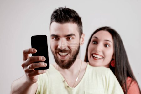 Mann und Frau strahlen vor Glück, während sie ein Selfie machen, die Gesichter dicht aneinander, einen Moment purer Freude eingefangen