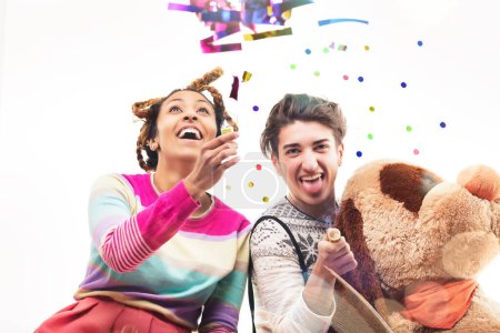 Spielerische Szene mit einem jungen Paar oder Geschwistern, mit einer Frau mit Pelzmütze und einer Puppe und einem Mann, der mit einer Spielzeugkrone gekrönt wird