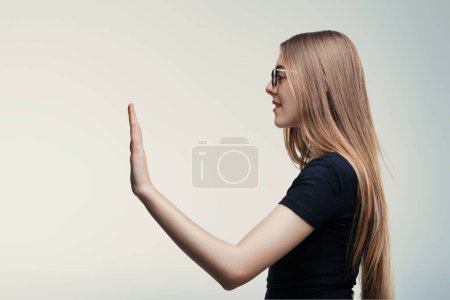 gesto versátil de una mujer, posiblemente un saludo, choca esos cinco, o toma de juramento postura