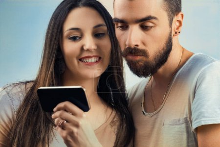 Intimität nimmt eine digitale Wendung, wenn sie sich der Unterhaltung für Erwachsene hingeben und sich über den gemeinsamen Geschmack verbinden