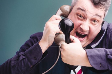 Frustrierte Berufstätige erleben das Chaos des Multitasking bei der Telekommunikation, schreien, während sie mehrere Telefonate führen