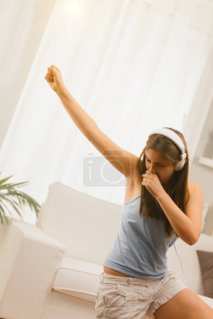 Diese junge Frau genießt die Musik in vollen Zügen und zeigt einen lebhaften Tanzschritt, der sich eindeutig in der Melodie verliert