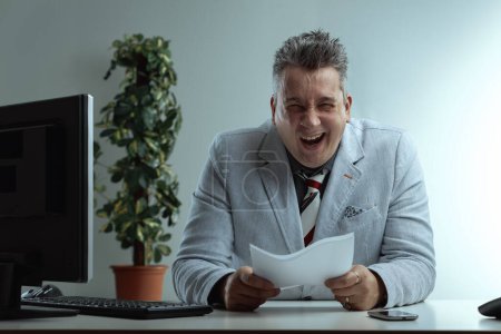 Ein Mann mittleren Alters in hellem Anzug und gestreifter Krawatte hält Dokumente in der Hand und lacht sarkastisch. Sein Gesichtsausdruck ist eine Mischung aus Sarkasmus und Sadismus, als er die Daten kommentiert, die er hat