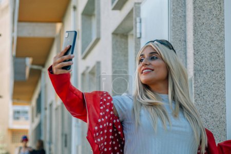 fille obèse dans la rue avec téléphone portable prenant un selfie ou vidéo en direct