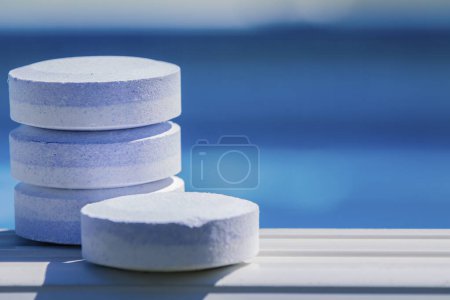 limpieza y mantenimiento de piscinas con tabletas de cloro