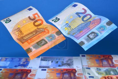 Téléchargez les photos : Turin, Piémont / Italie - 14 / 09 / 2018- Gros plan sur deux billets en euros volants sur fond de billets en euros - en image libre de droit