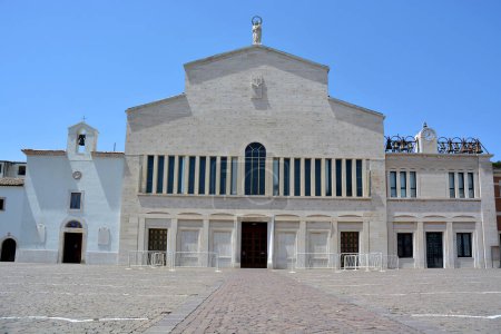 Téléchargez les photos : San Giovanni Rotondo, Pouilles, Italie 07-17-2023 Le sanctuaire de Santa Maria delle Grazie où sont conservés les restes de Saint Padre Pio de Pietralcina. - en image libre de droit