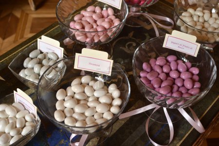 Foto de Diferentes sabores de Confetti italiano, almendras recubiertas de un caramelo de azúcar ofrecido durante las celebraciones. - Imagen libre de derechos