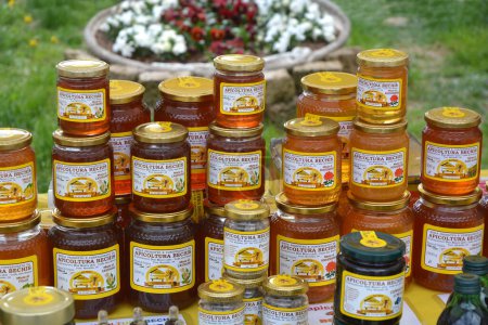 Téléchargez les photos : Castelnuovo don Bosco, Piémont, Italie -04-252022- Un étal de marché avec différentes variétés de pots de miel - en image libre de droit