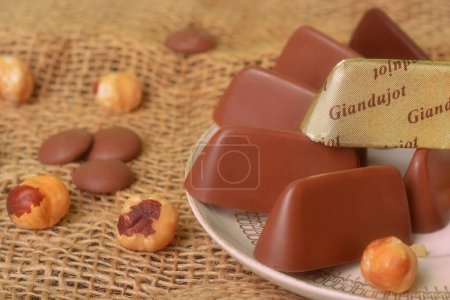 Produit alimentaire italien, Gianduiotto le chocolat traditionnel du Piémont aux noisettes