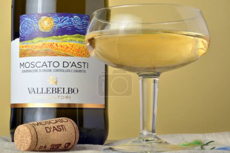 Téléchargez les photos : Turin, Piémont, Italie. -01-12-2023- Bouteille et verre de vin mousseux doux Moscato d'Asti. - en image libre de droit